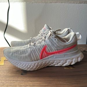 Nike infinity react. Light grey and hot pink